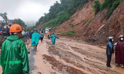 Clip TNGT: Clip sạt lở trên đèo, đoạn từ Tp Hoà Bình lên dốc Cun đi Quốc lộ 6 sáng 28/9/2023